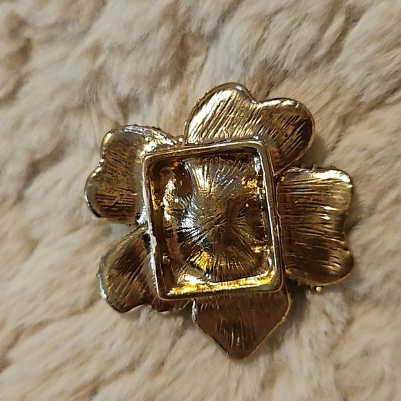 #0144 Park Lane?? Cream/white enamel flower pendant - Picture 3 of 4